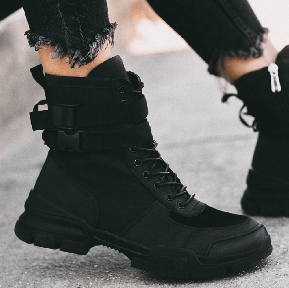 Last size 7 🖤Buckled Lace-Up Lug Flatform Boot